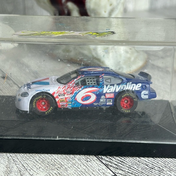 Racing Champions Mark Martin #6 NASCAR Valvoline 1:24 Die Cast New - Picture 4 of 9